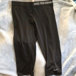 Black cropped Nike legging
